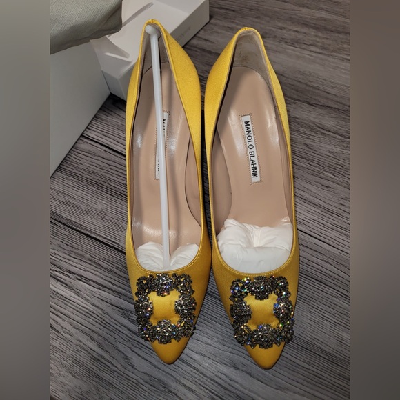 Manolo Blahnik 90mm Hangisi Pumps in yellow - Picture 14 of 16